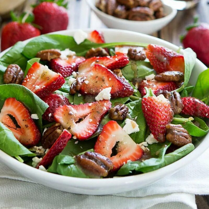 Лучшие блюда лета. Летние рецепты в картинках. Летний салат с ягодами. Салат с креветками и авокадо. Лучшие блюда лета.