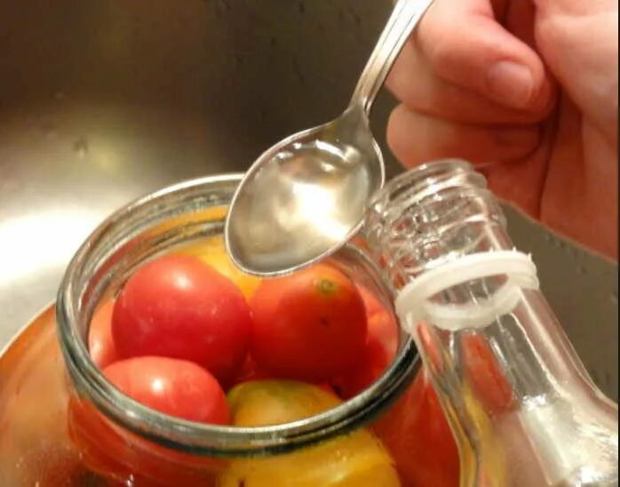 Консервирование уксусом. Консервация баклажан. Помидоры в банке. Помидоры в банке. Консервирование уксусом.