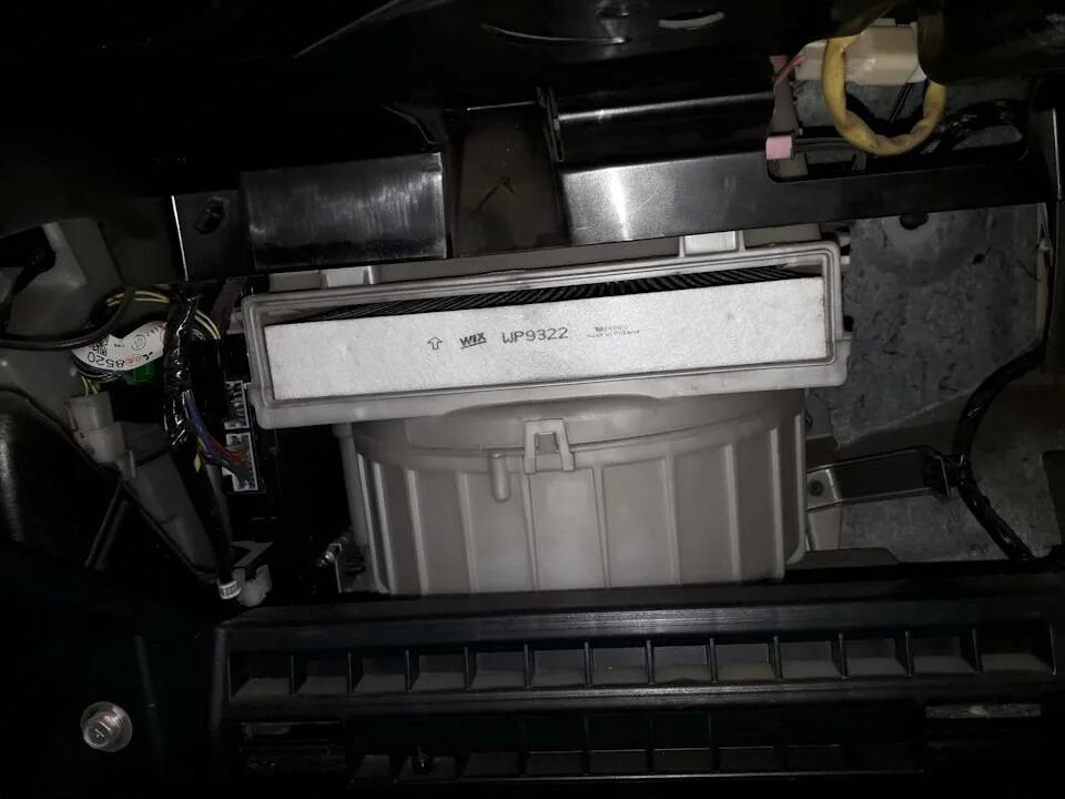 Салонный фильтр mitsubishi 10. Крышка салонного фильтра лансер 10. Фильтр салона митсубиси лансер 10. Замена фильтра митсубиси лансер 10. Салонный фильтр лансер 10.