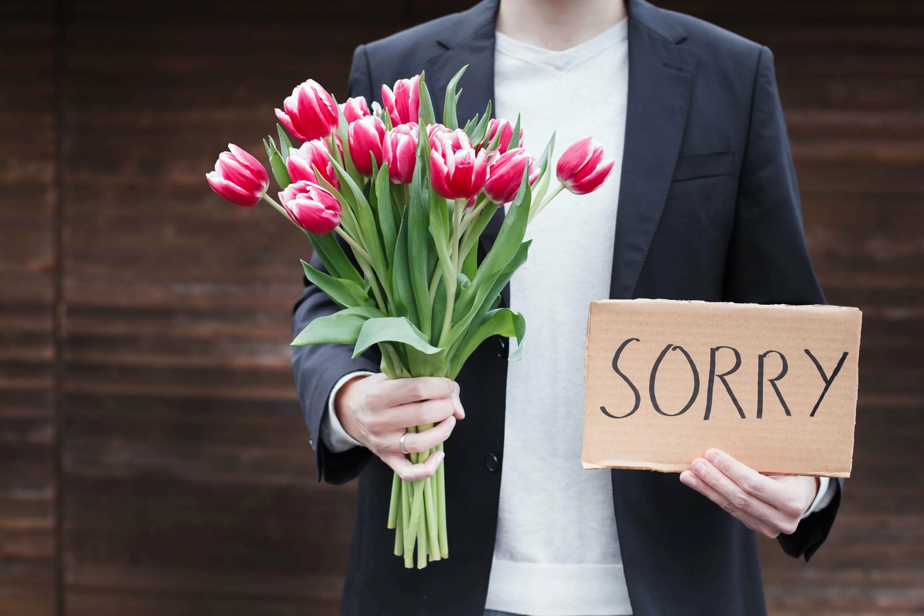 Букет цветов с извинениями. На коленях с цветами. Мужчина с цветами. Девушка с цветами. Девушка просит цветов.