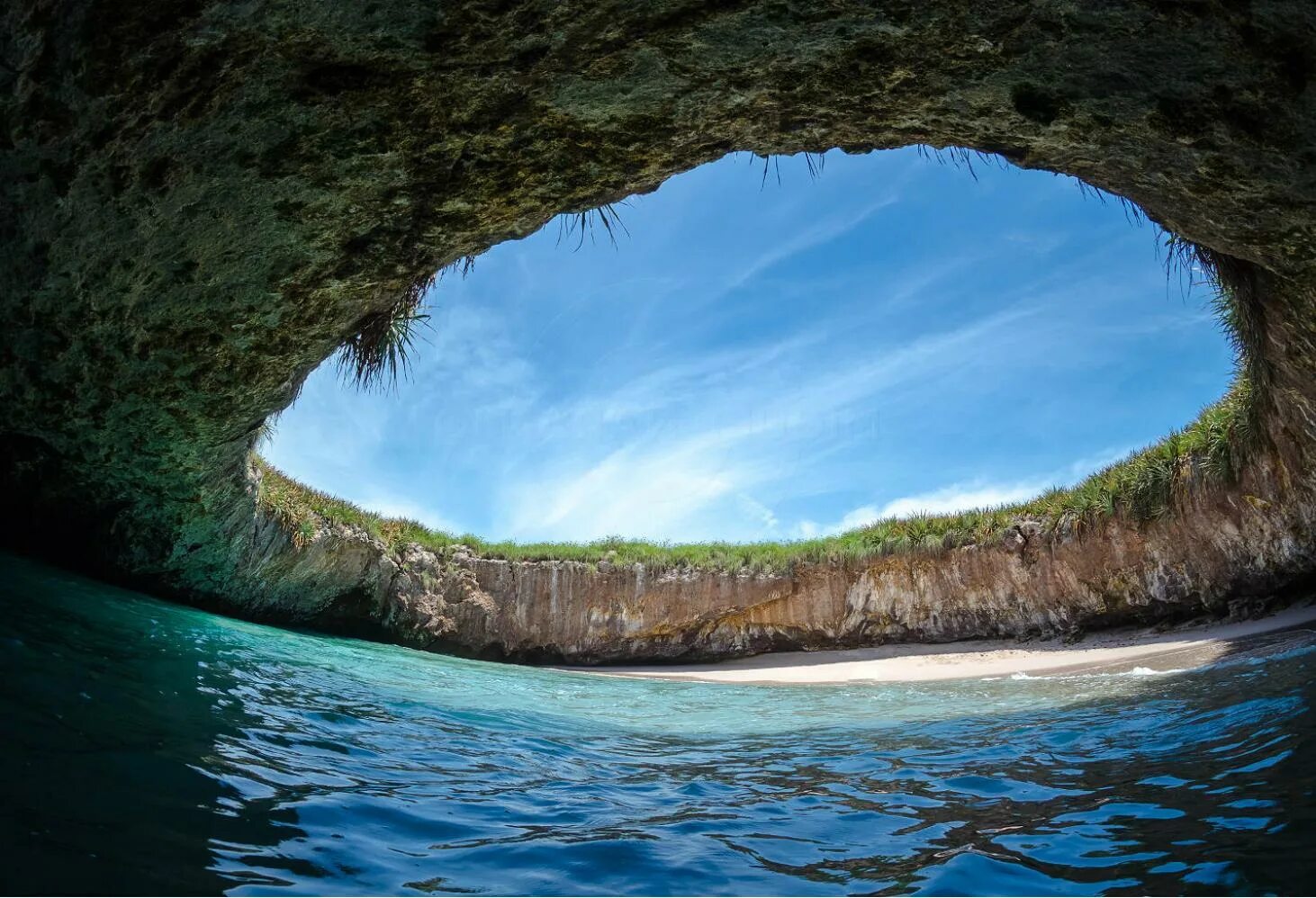 Название невероятное. Остров Мариета скрытый пляж Мексика. Плайя-дель-Амор скрытый пляж острова Мариета Мексика. Скрытый пляж в Пуэрто-Вальярта Мексика. Плайя дель Амор Мексика пляж.