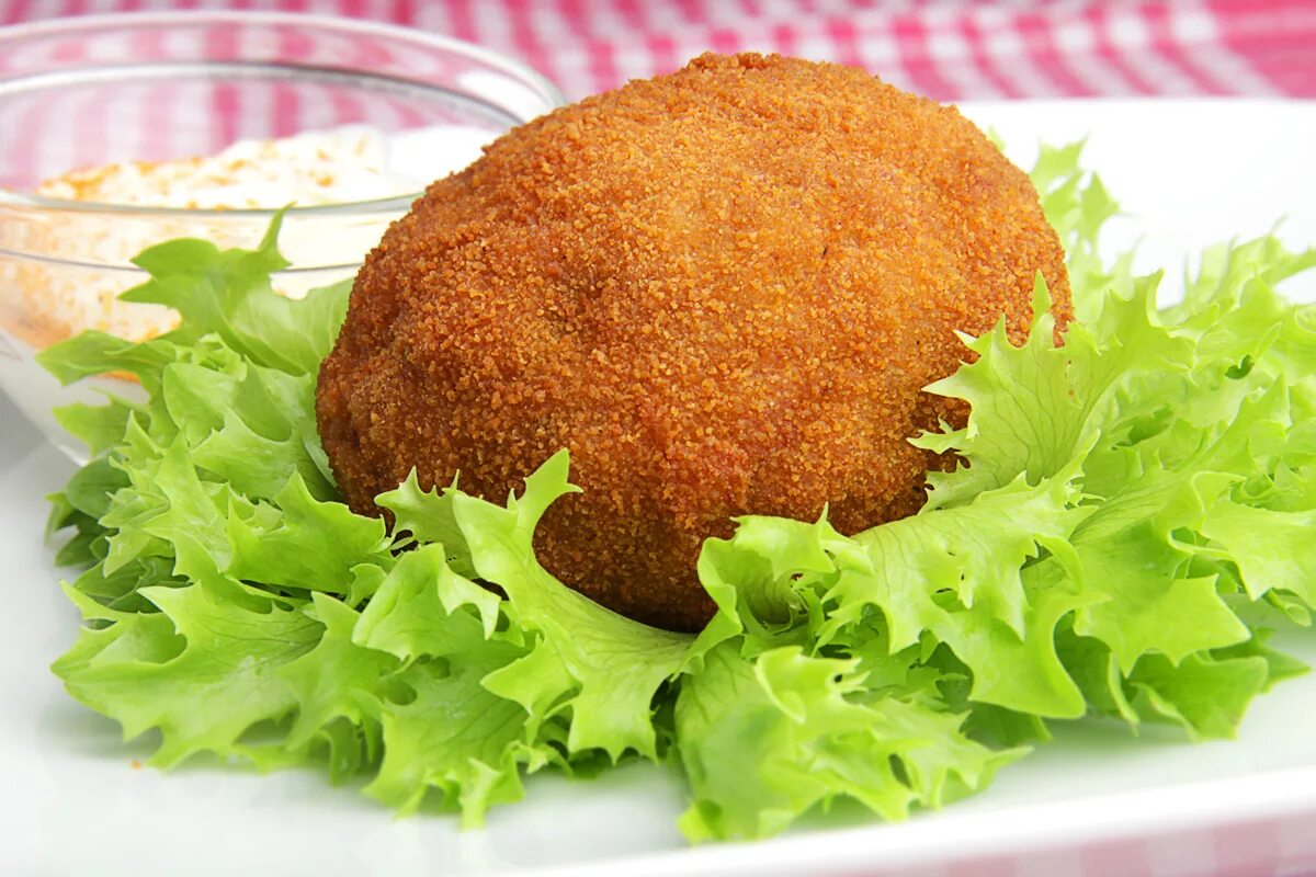 Куриный фарш в сухарях. Котлеты в панировке. куриные котлеты в панировке. котлеты панированные. куриные котлеты в сухарях.