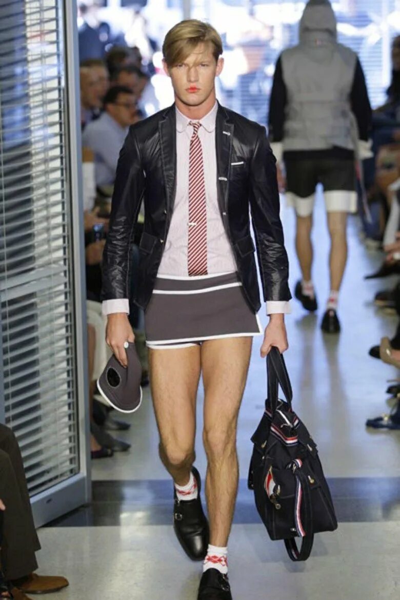 Селена гомес киссинг. Владимир фомин. Парни в женском наряде. Селена гомес обнимается. Красивый парень в платье.