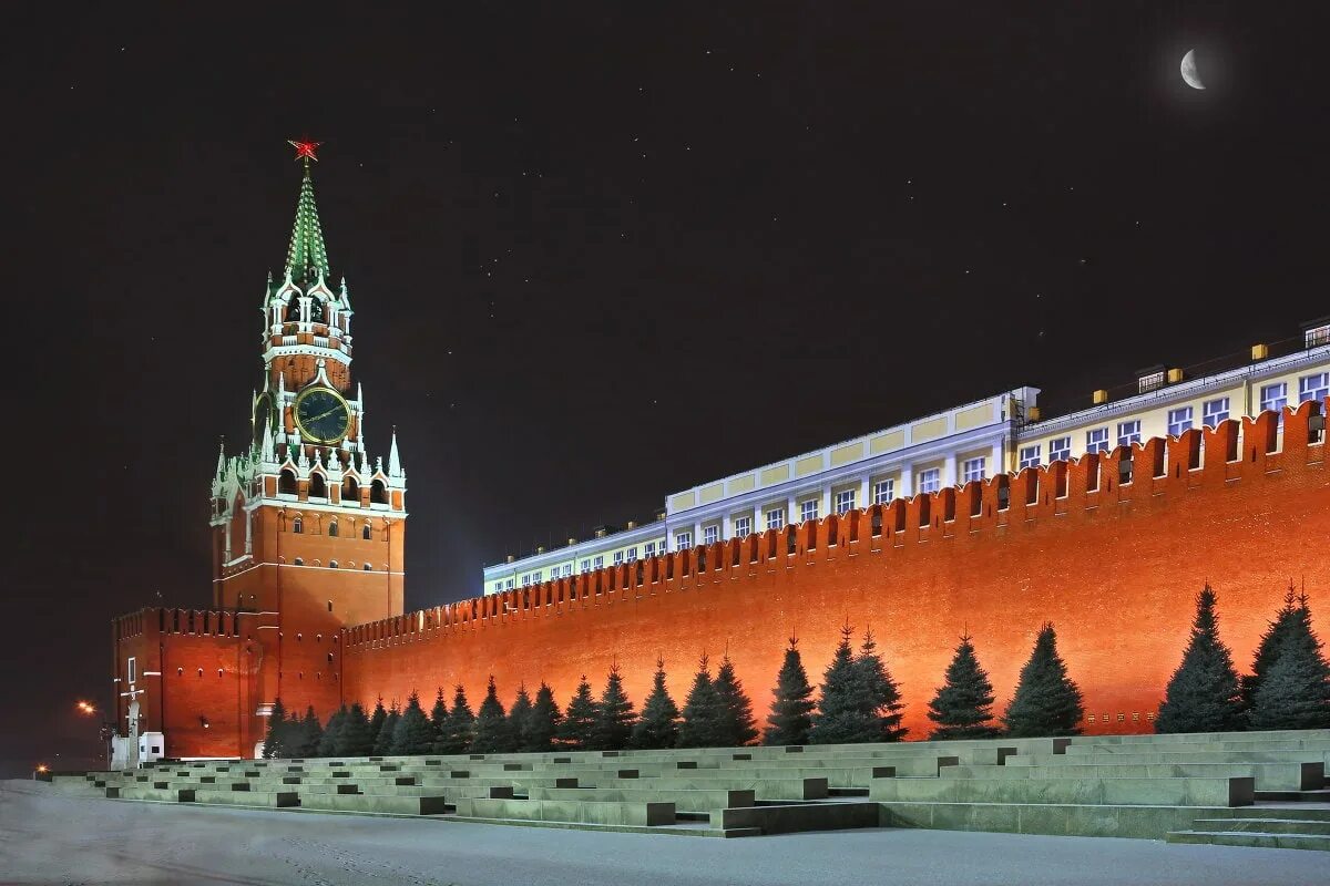 Горит башня кремля. Спасская башня кремля. спасская башня кремль ссср. москва кремль спасская башня ночь. спасская башня кремля ночью.