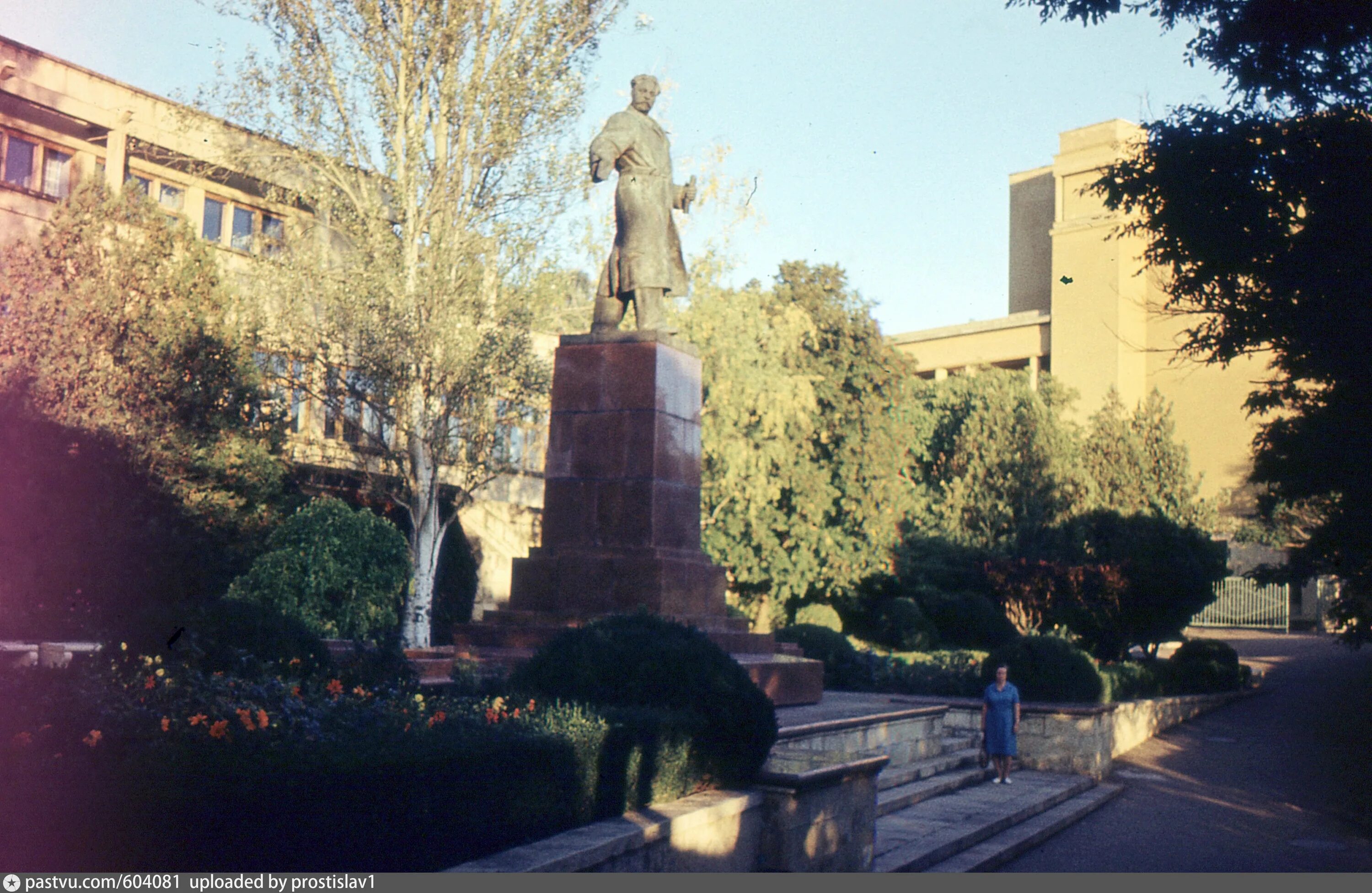 Орджоникидзе герой. Памятник Орджоникидзе Кисловодск. Памятник Орджоникидзе во Владикавказе. Памятник Орджоникидзе в Магнитогорске. Центр Владикавказа памятник Орджоникидзе.