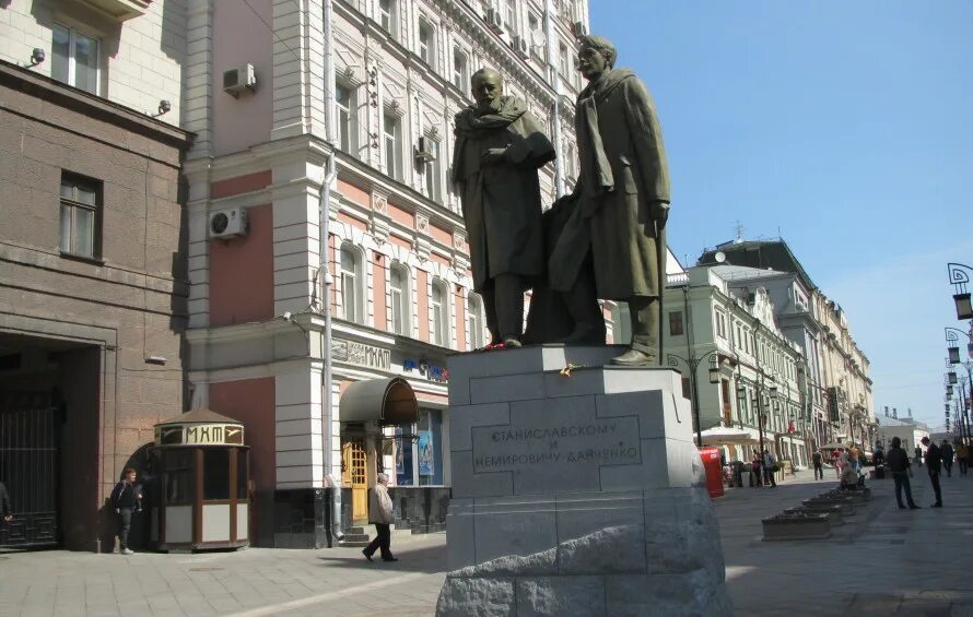 Памятник станиславскому в москве в камергерском переулке. Памятник чехову в камергерском переулке в москве. Камергерский переулок памятник станиславскому и немировичу. Камергерский переулок москва памятники. Памятник станиславскому в москве в камергерском переулке.