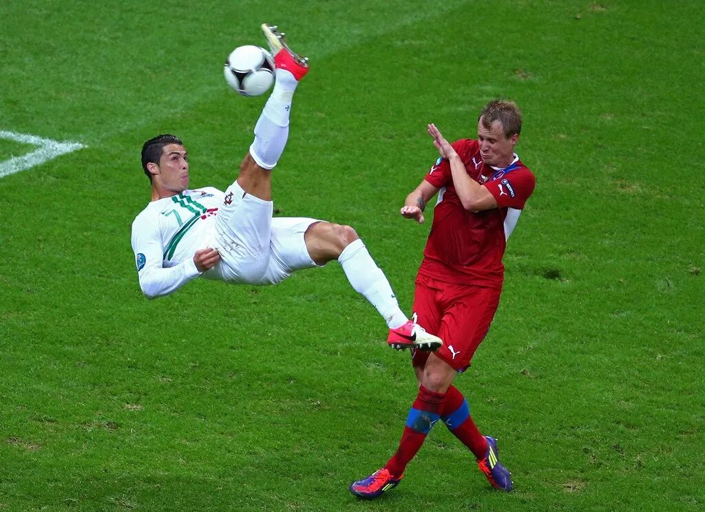 Удар в футболе 5. Криштьяно Роналдо через себя. Ronaldo удар через себя. Криштиану Роналду удар через себя. Роналдо Bicycle Kick.