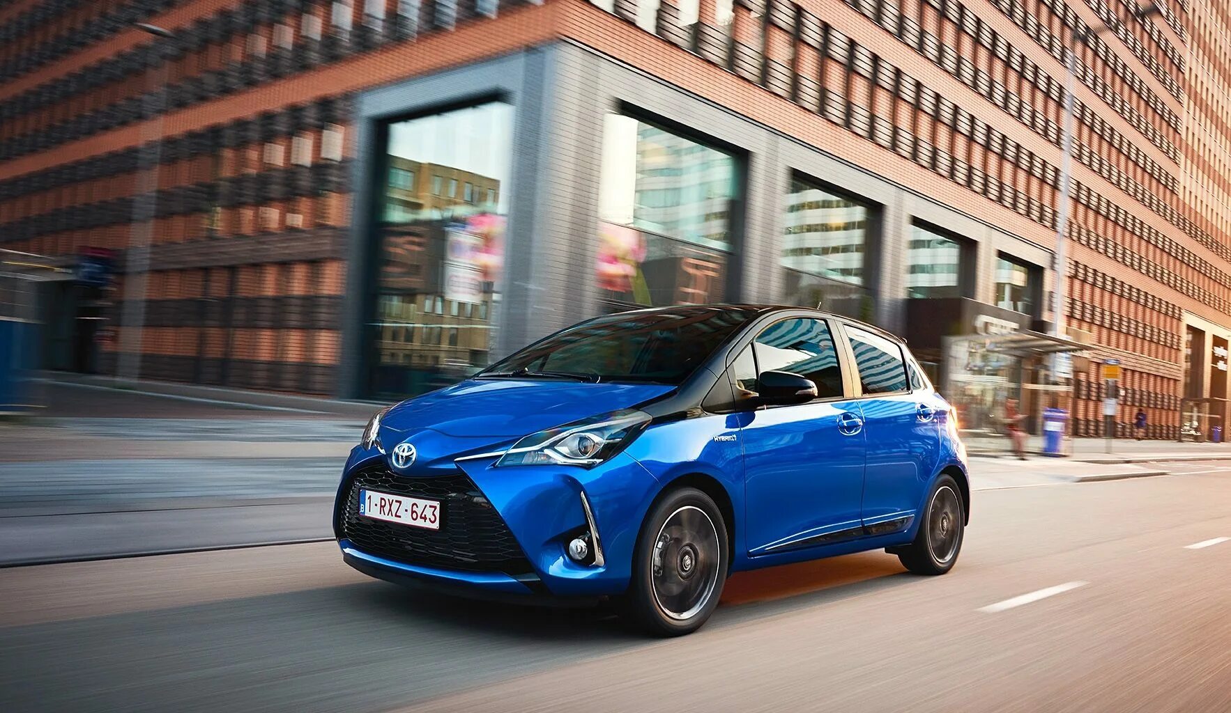 Какие машины ходовые. Toyota Yaris Hybrid 2020. Тойота Ярис 2017 гибрид. Тойота Ярис гибрид 2020. Тойота электромобиль гибрид.