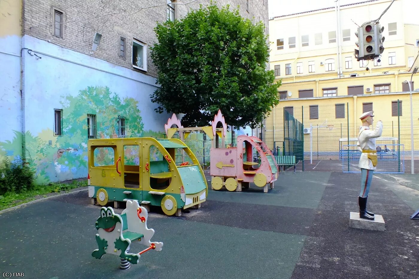 Памятник луквк е в ульяеокску. Памятник ё в ульяновске. Металлическая буква е из детства. Памятник букве ё ульяновск. Памятник букве ё ульяновск.