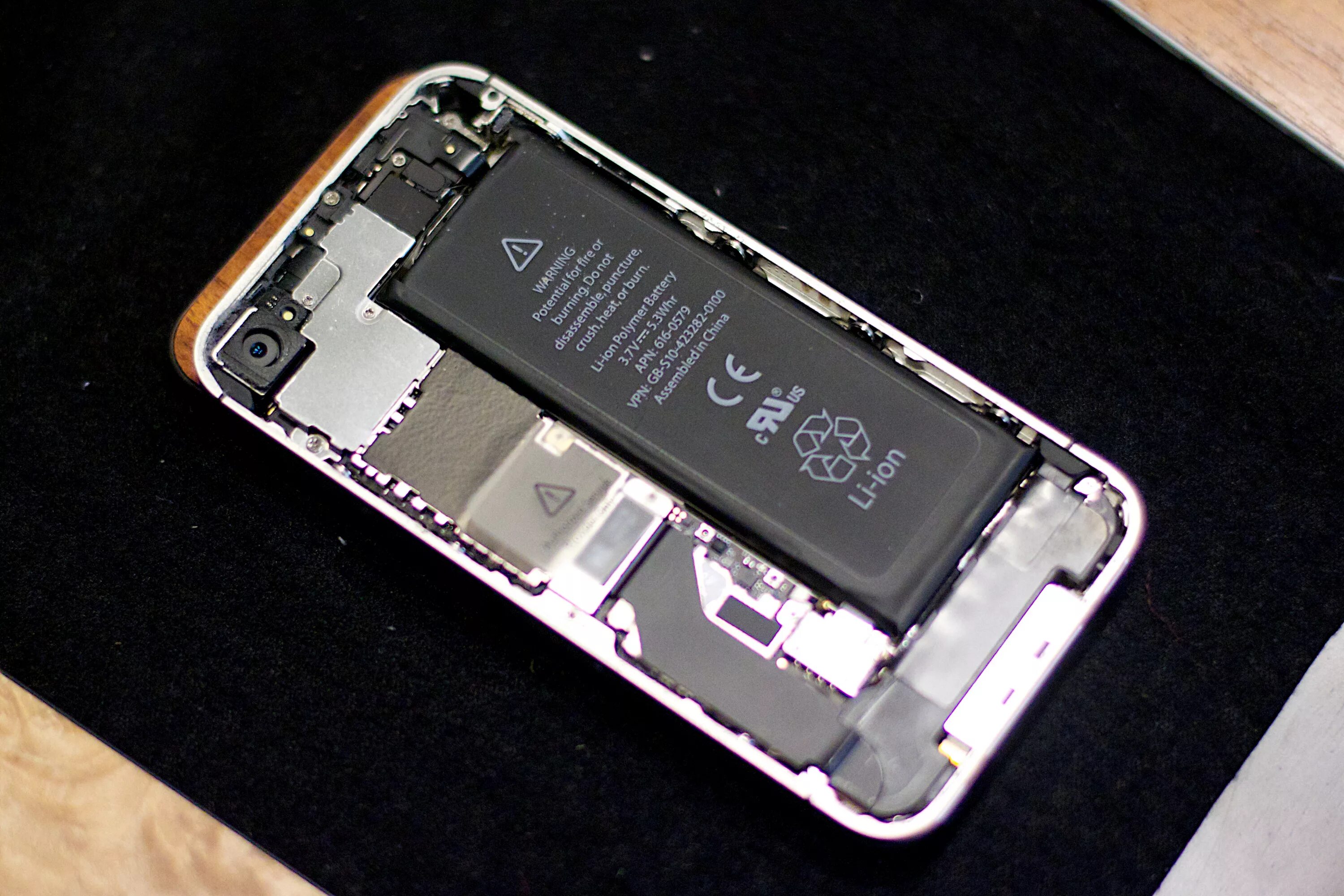 Айфон сильно греется. Замена АКБ на смартфоне. Iphone Battery. Батарея iphone Xiaomi. Вздутая батарея на айфон 12.