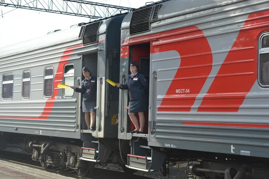 Поезд Екатеринбург. Поезд Екатеринбург Москва. РЖД Каменск-Уральский. Проводница поезда Москва Приобье. Поезд билеты купить москва каменск