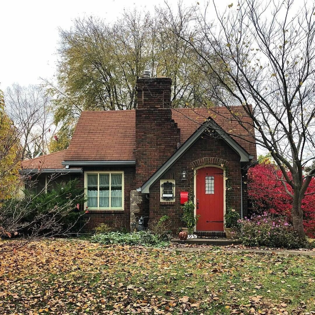 Стиль Тюдор (Tudor Revival Cottage). Крошечный Викторианский коттедж в Нью-Йорке. БРИК Хаус Англия маленький. Минидом Англия. Английский дом купить