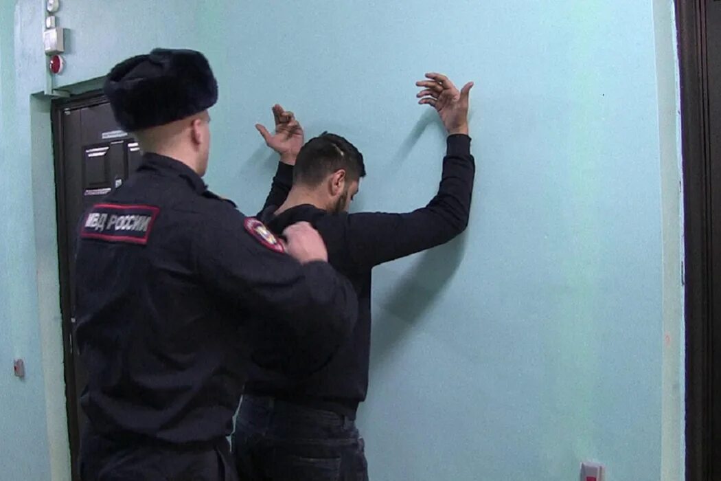 Грабеж при сотрудниках полиции. Сотрудник полиции.