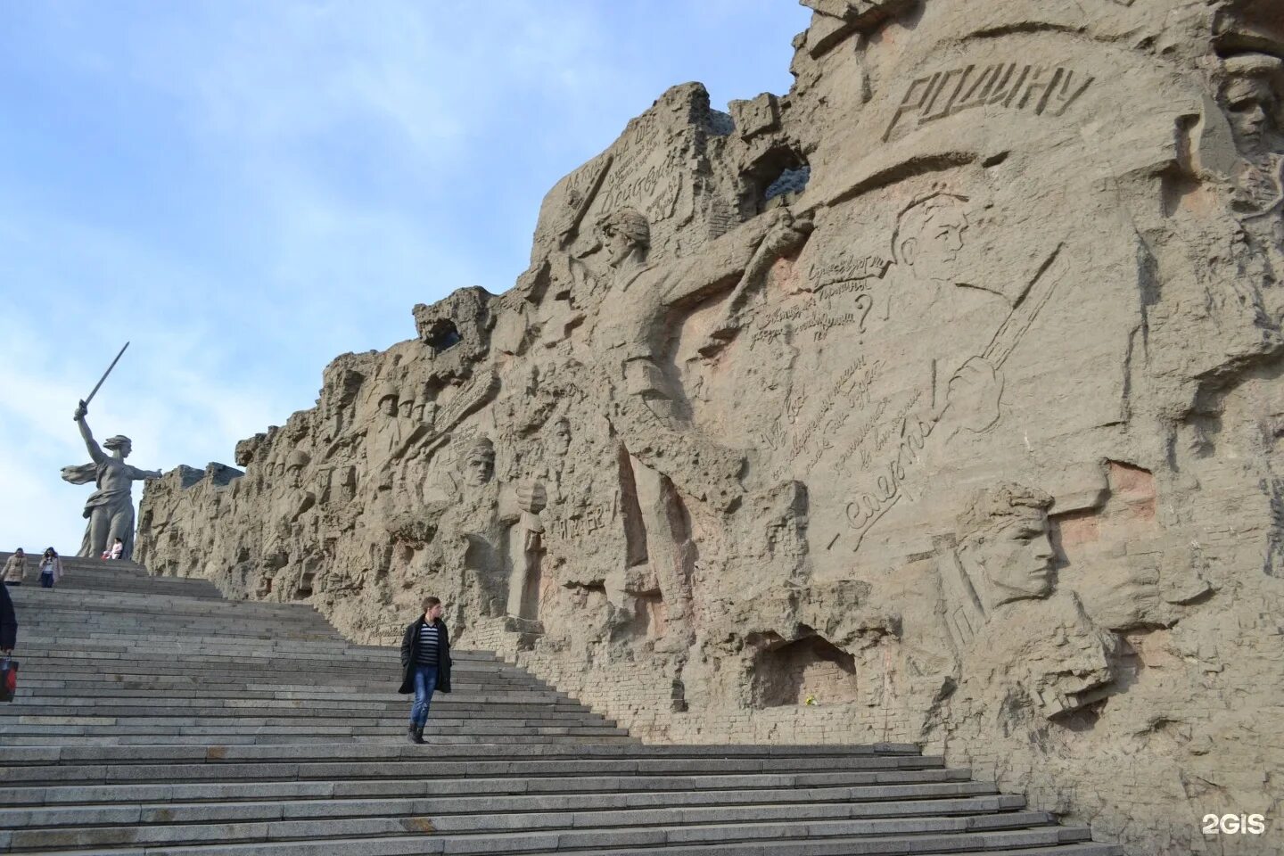 Мамаев курган снять квартиру посуточно. Мамаев Курган Волгоград стены руины. Стены руины на Мамаевом Кургане. Памятники на Мамаевом Кургане стены руины. Стена в Волгограде на Мамаевом Кургане.