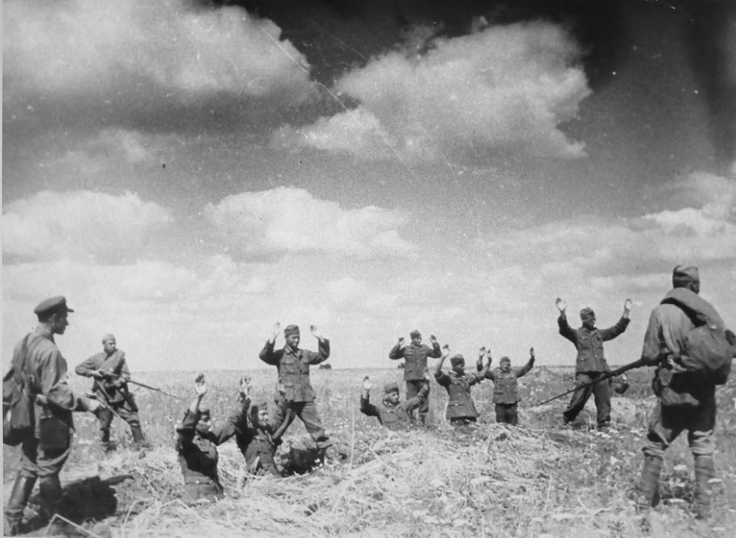 Немецкие солдаты сдаются в плен 1945. Пленные немецкие солдаты 1942. Советские солдаты сдаются в плен 1941. Немецкие солдаты сдаются в плен 1941. Помощь военнопленным