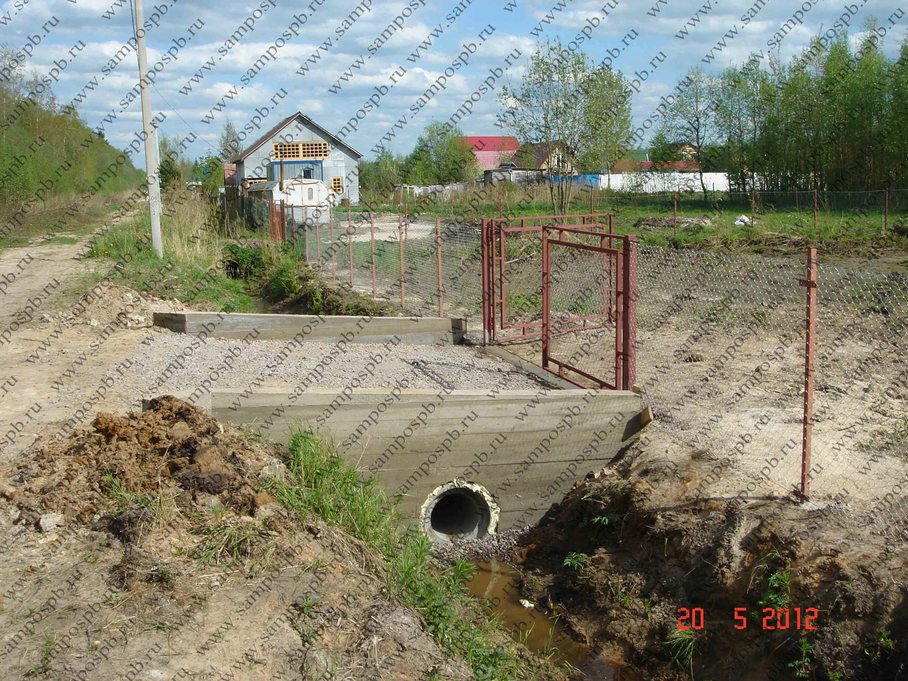 Труба вдоль участка. Въезд на участок. Заезд на участок через канаву. Забор через канаву. Подпорная стенка через канаву.