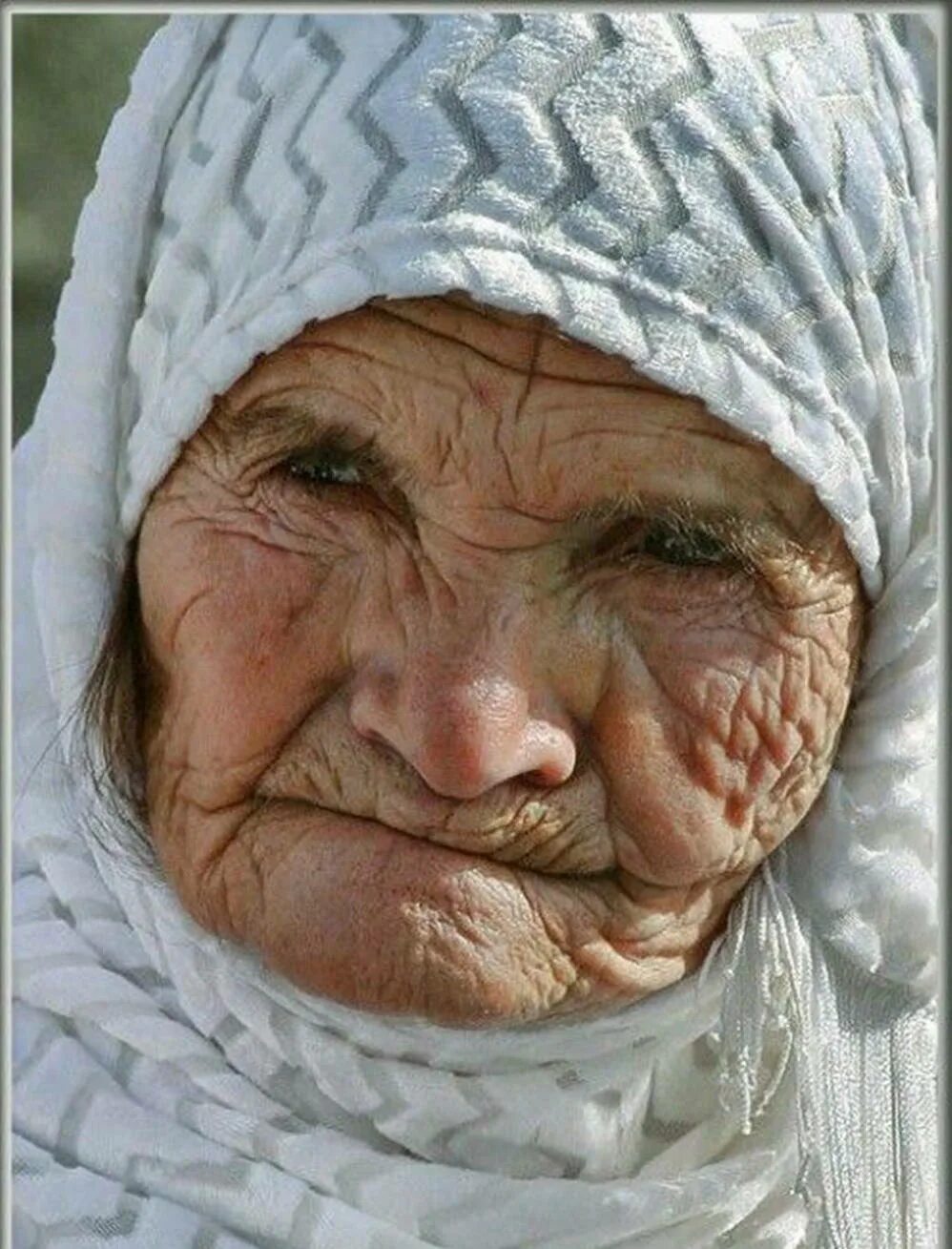 Старую старуху старик. Лицо бабушки. Морщинистая женщина. Лицо старухи. Старое лицо.