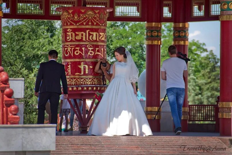 Калмыцкий свадебный. Калмыцкий свадебный костюм. Свадебная одежда бурят. Свадьба в калмыкии. Национальное калмыцкое платье свадебное.