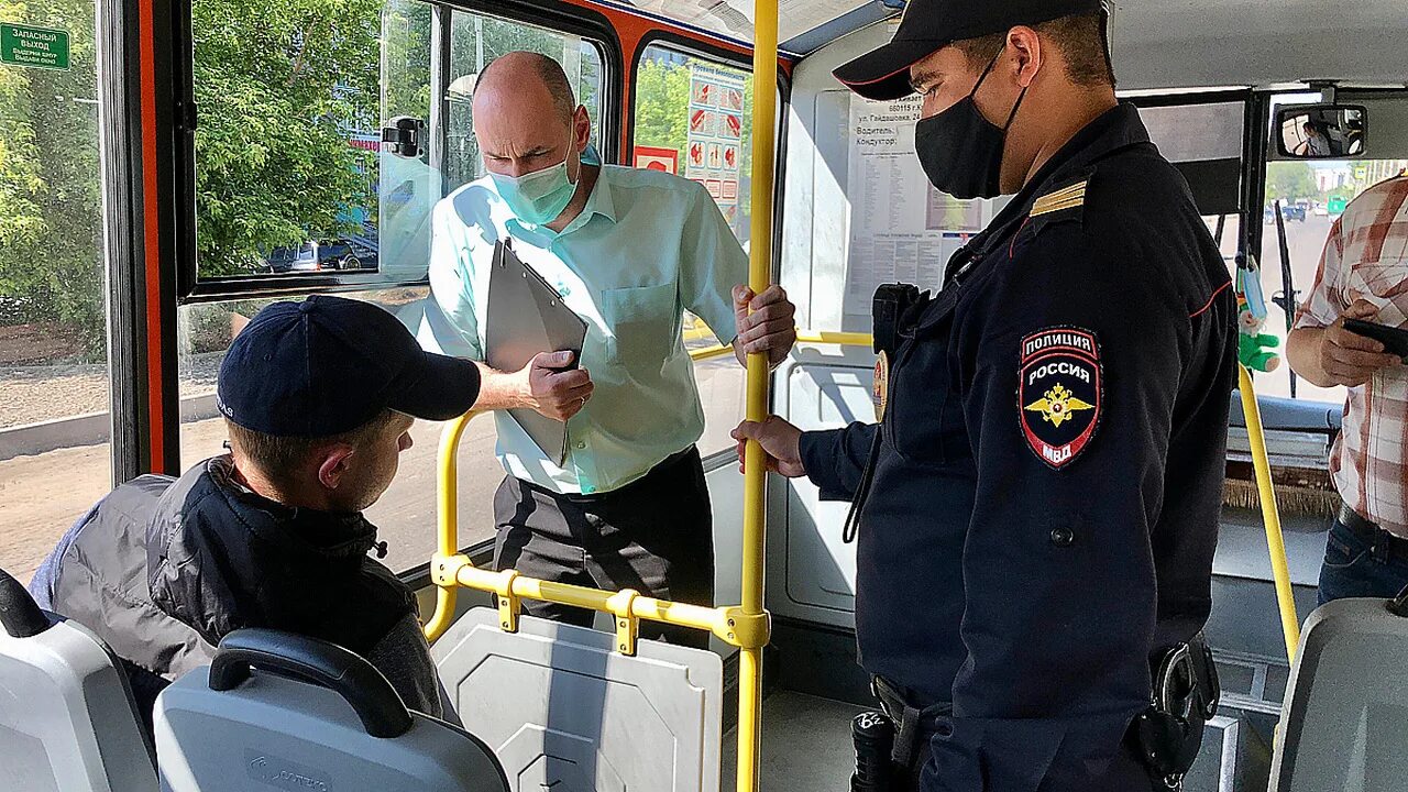 Рейды в общественном транспорте. Полиция проверяет маски в автобусах. Полиция штрафует за маски. Полицейский автобус. Оштрафовали в автобусе
