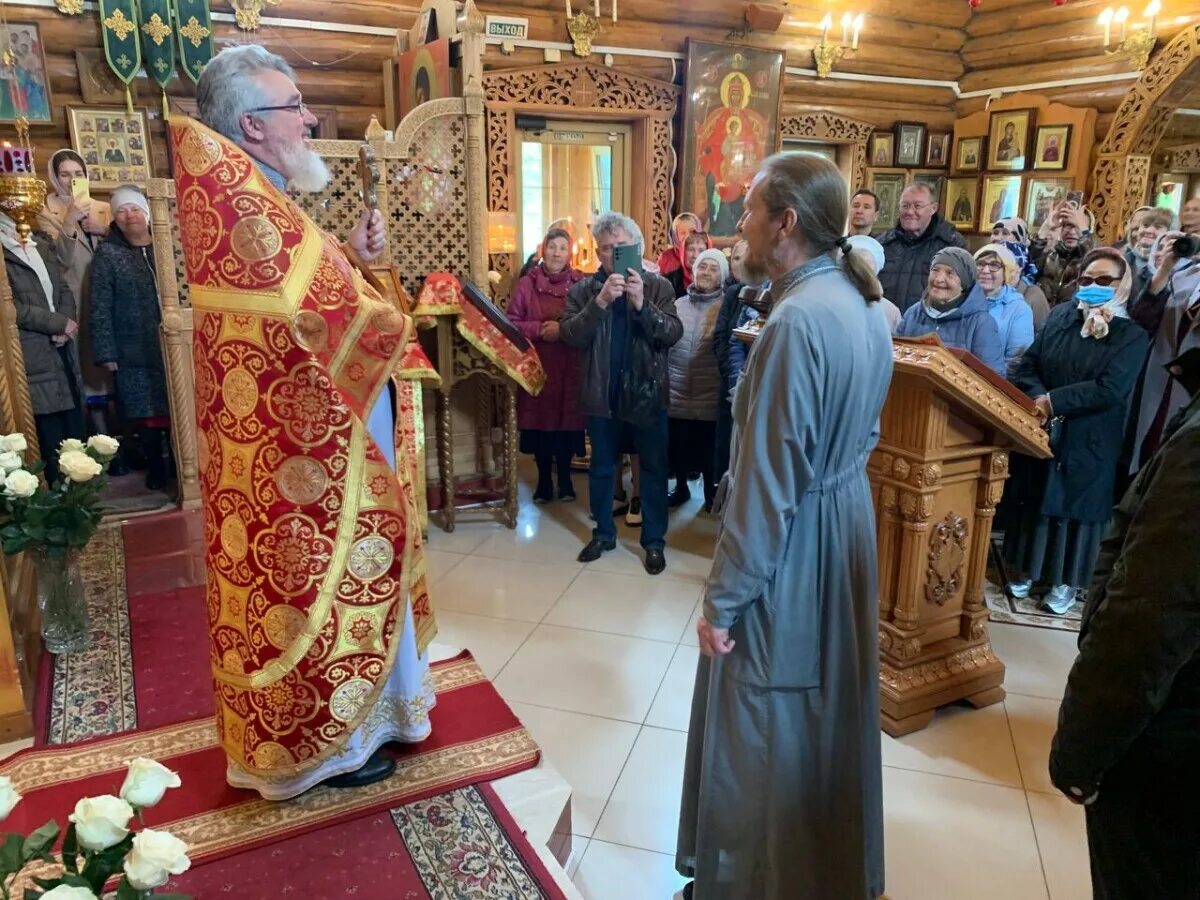 ижевская митрополия игумен серафим /николин/. настоятель воскресенского собора. отец нил череповец. служители воскресенского собора череповец. воскресенский смольный собор божественная литургия.