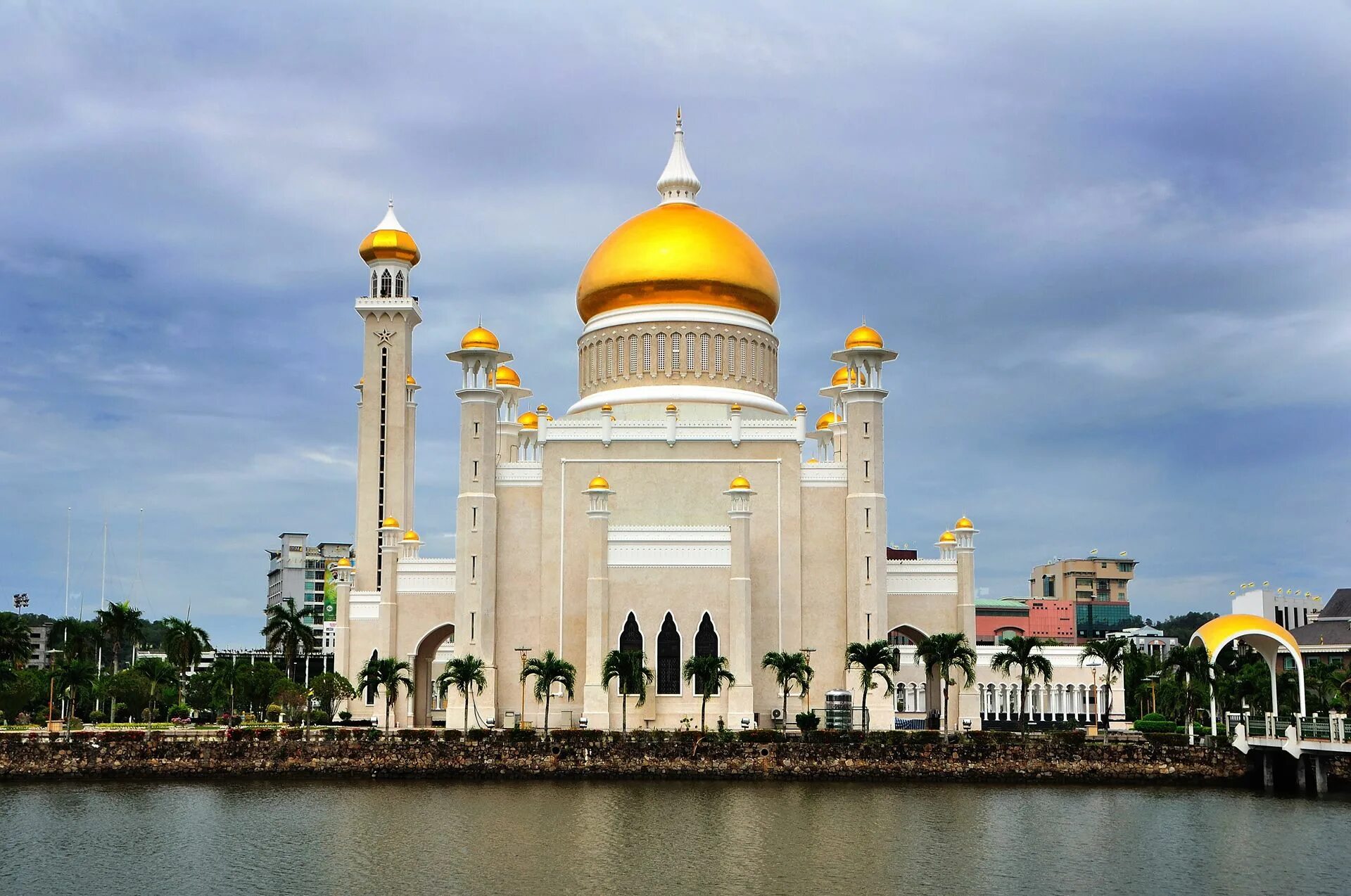 Бруней столица султан. Сери бегаван бандар султан. Султанат бруней. Бахрейн бруней. Мечеть султана омара али сайфуддина в брунее внутри.