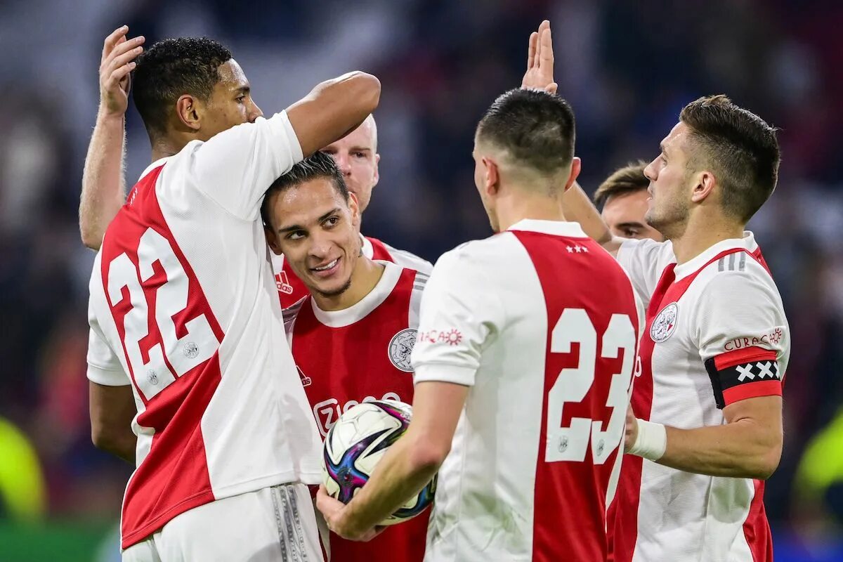 Аякс 2. Аякс спортинг. Аякс 2002. Аякс (футбольный клуб, амстердам) игроки фк «аякс» амстердам. Себастьян аллер боруссия дортмунд.