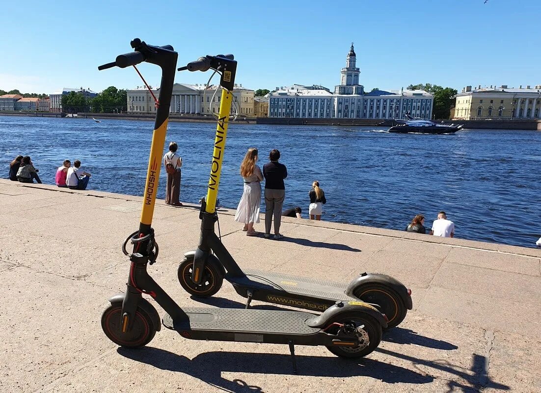 Самокаты в москве прокат на улице. Whoosh самокаты в Санкт Петербурге. Электросамокаты кикшеринг. Шеринг самокатов Whoosh Питер. Электросамокат Шеринг.