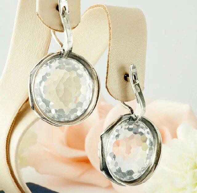 Горный хрусталь камень изделия из камня. Камень горный хрусталь магические. Камень зодиак горный хрусталь. Горный хрусталь в руке. Камень-талисман: горный хрусталь.