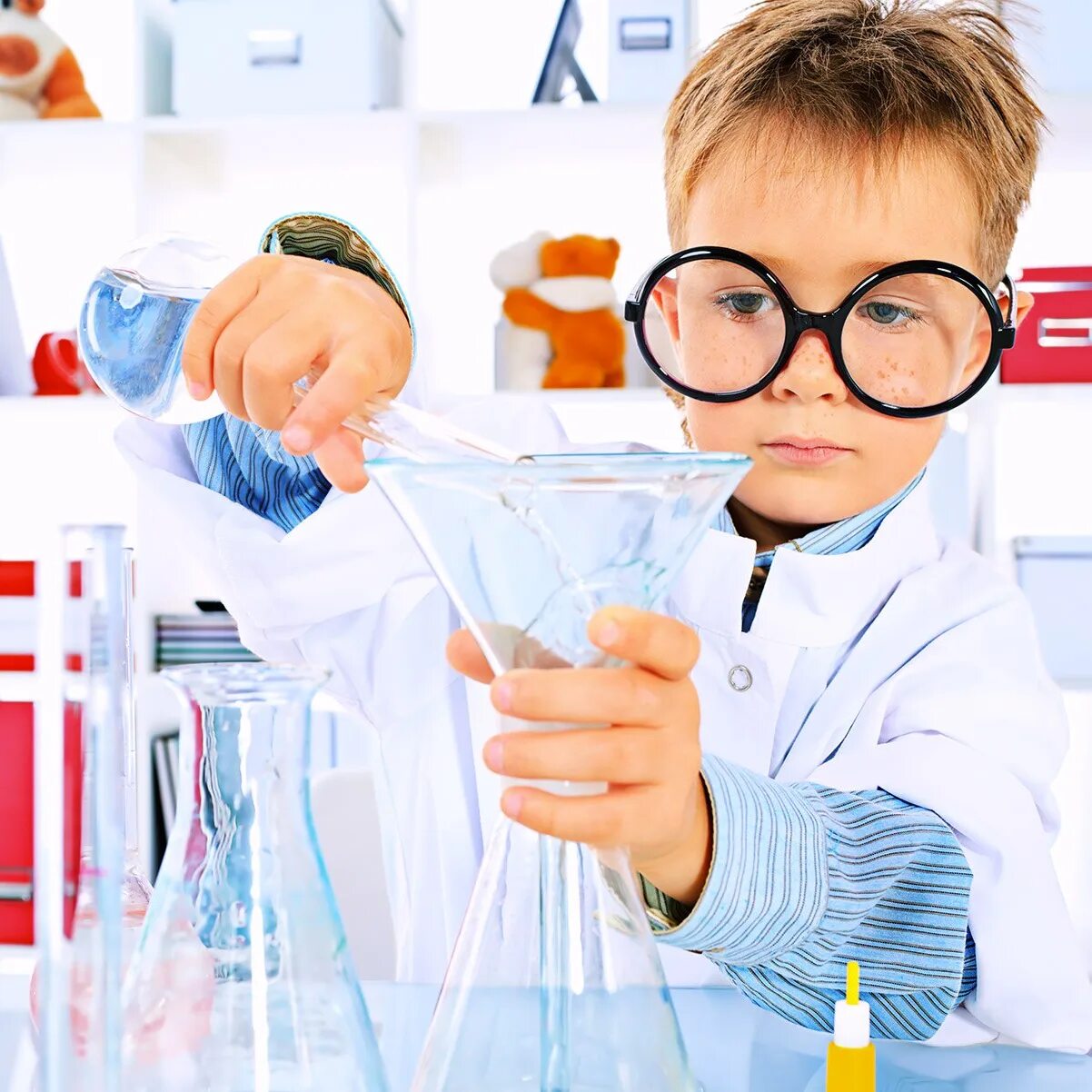Эксперимент в лаборатории. Лаборатория для детей. Исследователь в детском саду. Научные опыты и эксперименты для детей.