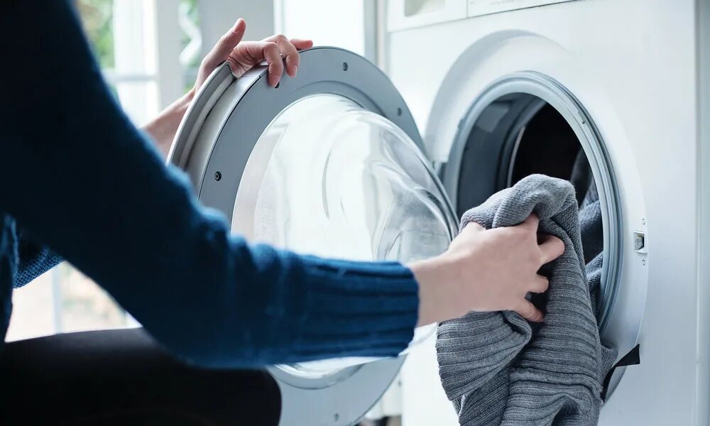 Можно ли стиральную машину хранить на морозе. Washing machine 2025. стиральная машина красиво. загрузка белья в стиральную машину. загрузка вещей в стиралку.