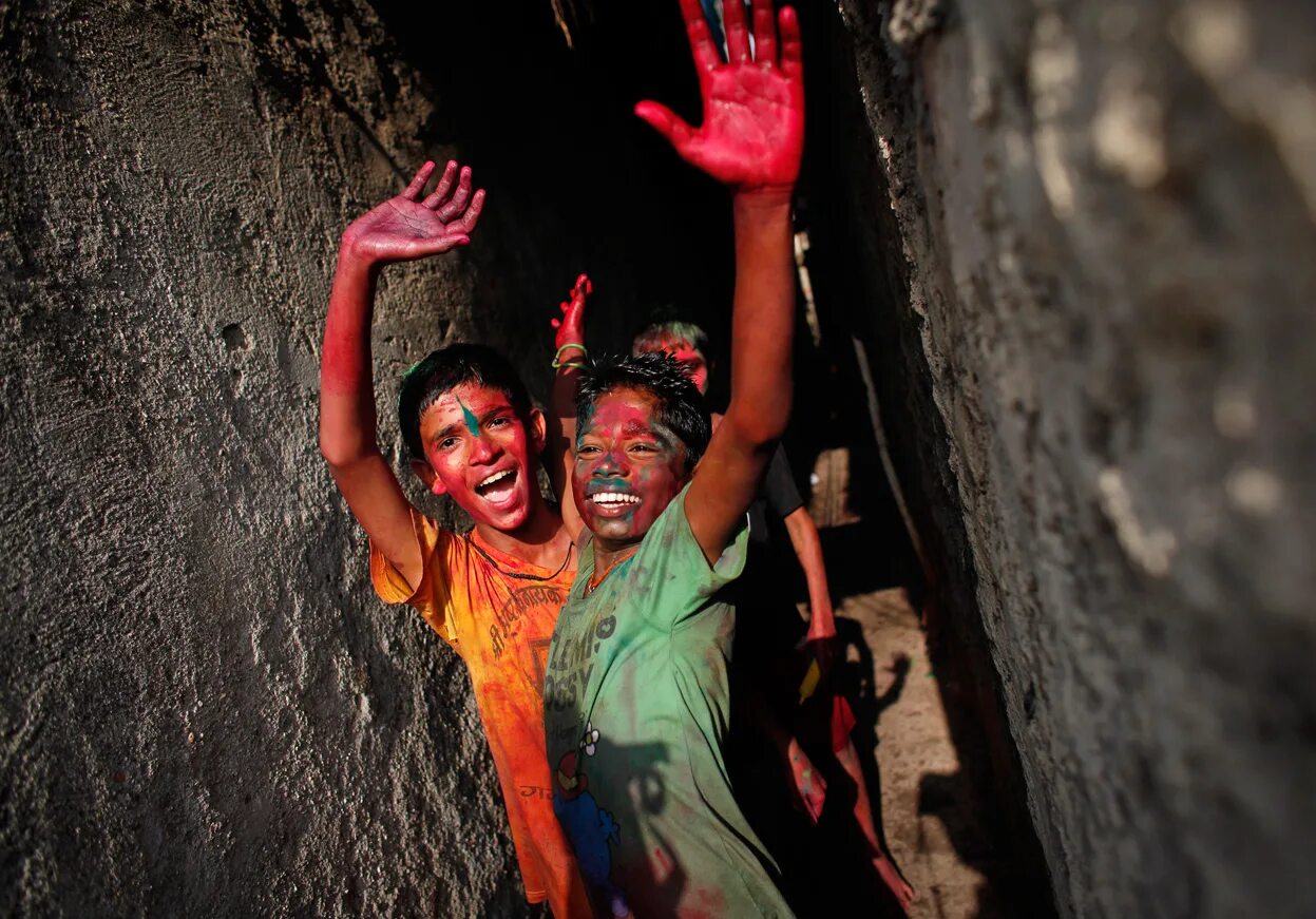 Сити холе что случилось. Индуистский фестиваль красок. Индийский праздник бросают краску. Холи праздник танец в Индии.
