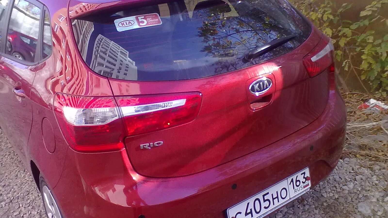 Задняя пятая. Парктроники kia rio 2 хэтчбек. киа рио 2015 хэтчбек задний стоп. киа рио 2014г задние парктроники. задняя дверь багажника kia rio 3 хэтчбек.