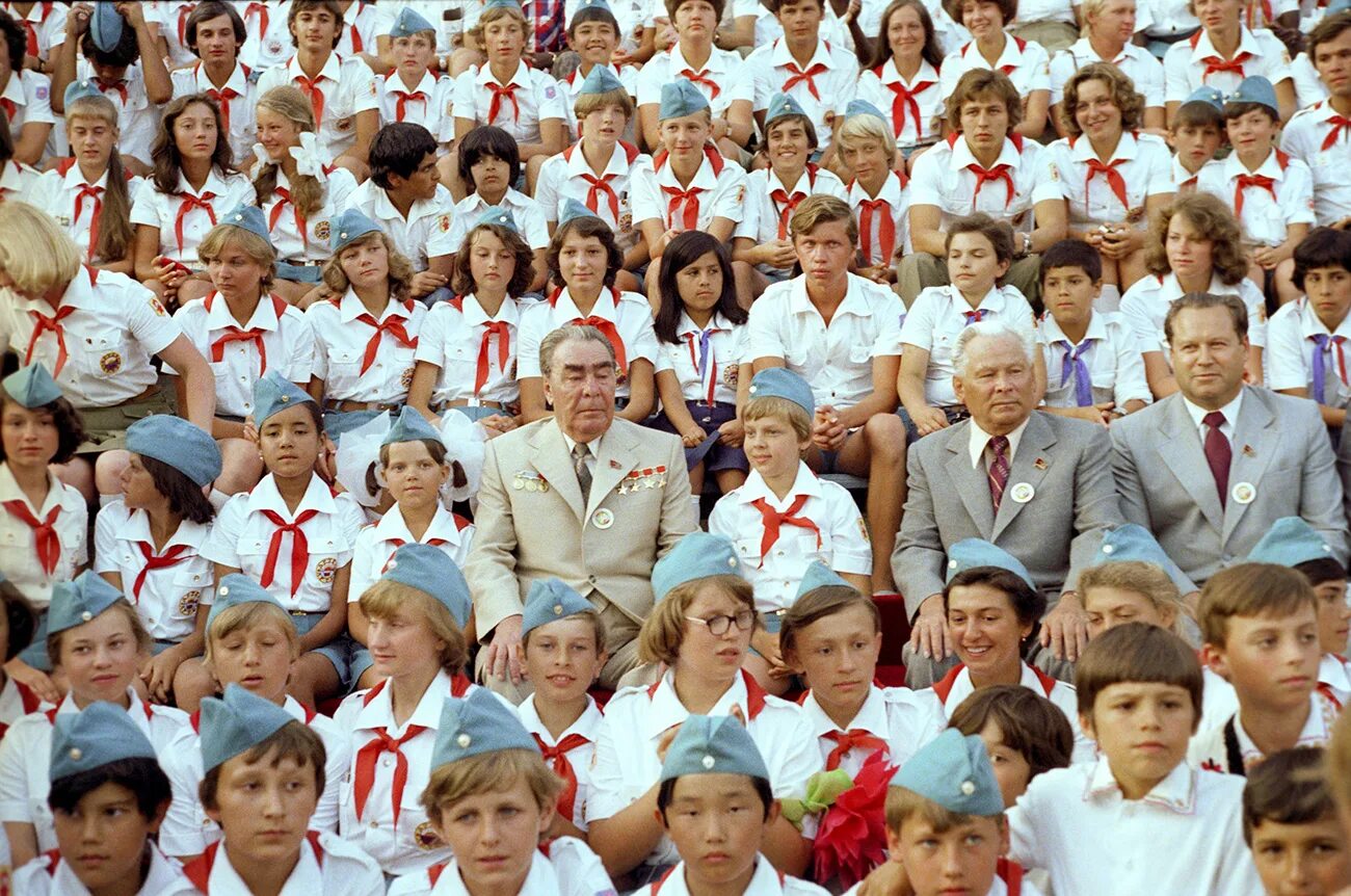 Пионеры советских времен. Пионерия в СССР Артек. Пионер лагерь Артек СССР. Артек СССР Брежнев.