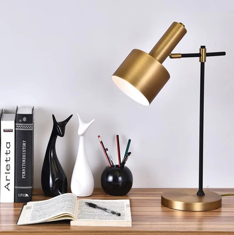 Лампа на столе. Стильный настольный светильник. На столе лампа на английском. Лампы освещения настольные. Английский абажур.