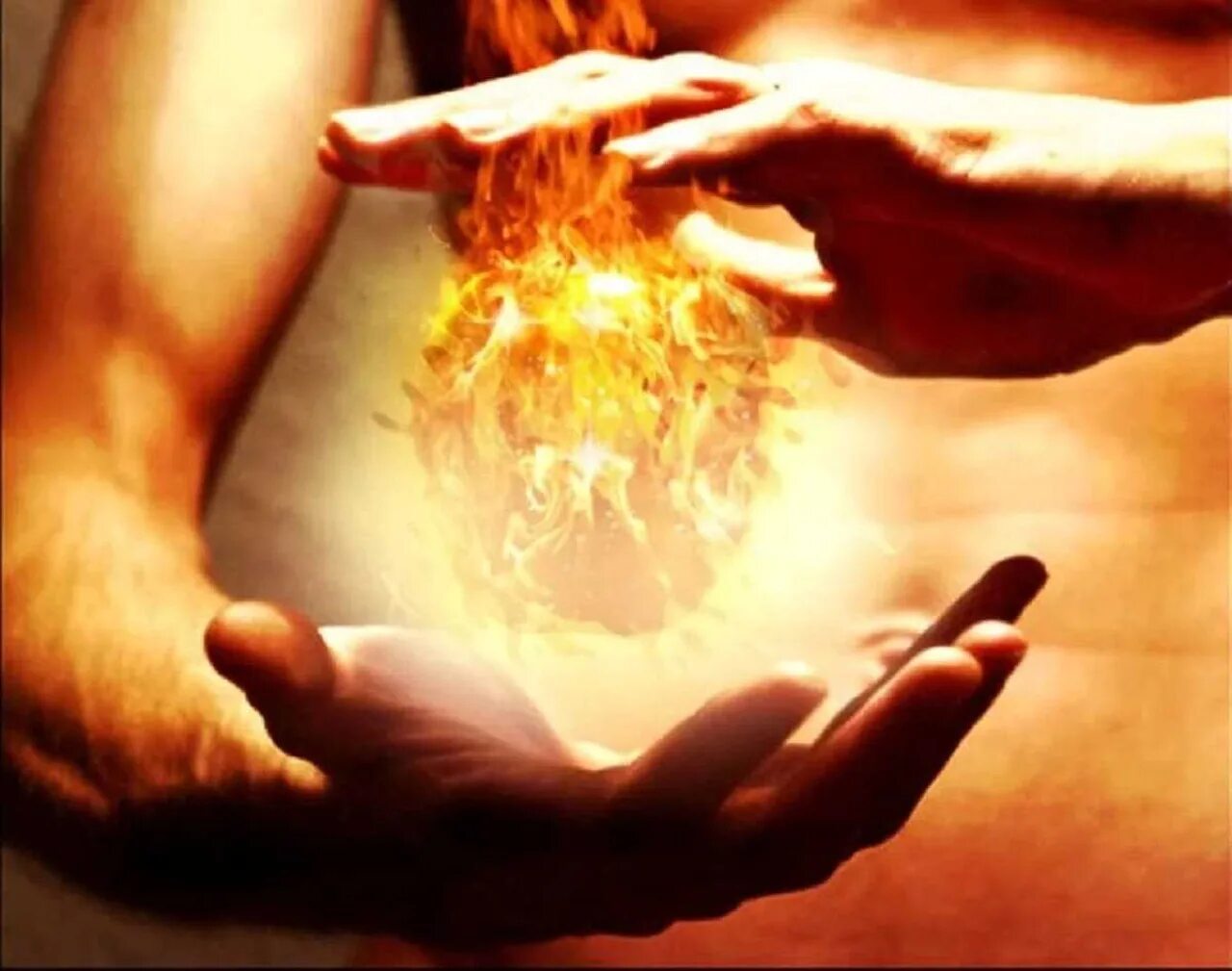 Между ладонями. Магия огонь в руках. Огненный шар в руке. Огонь на ладони. Энергия в руках.