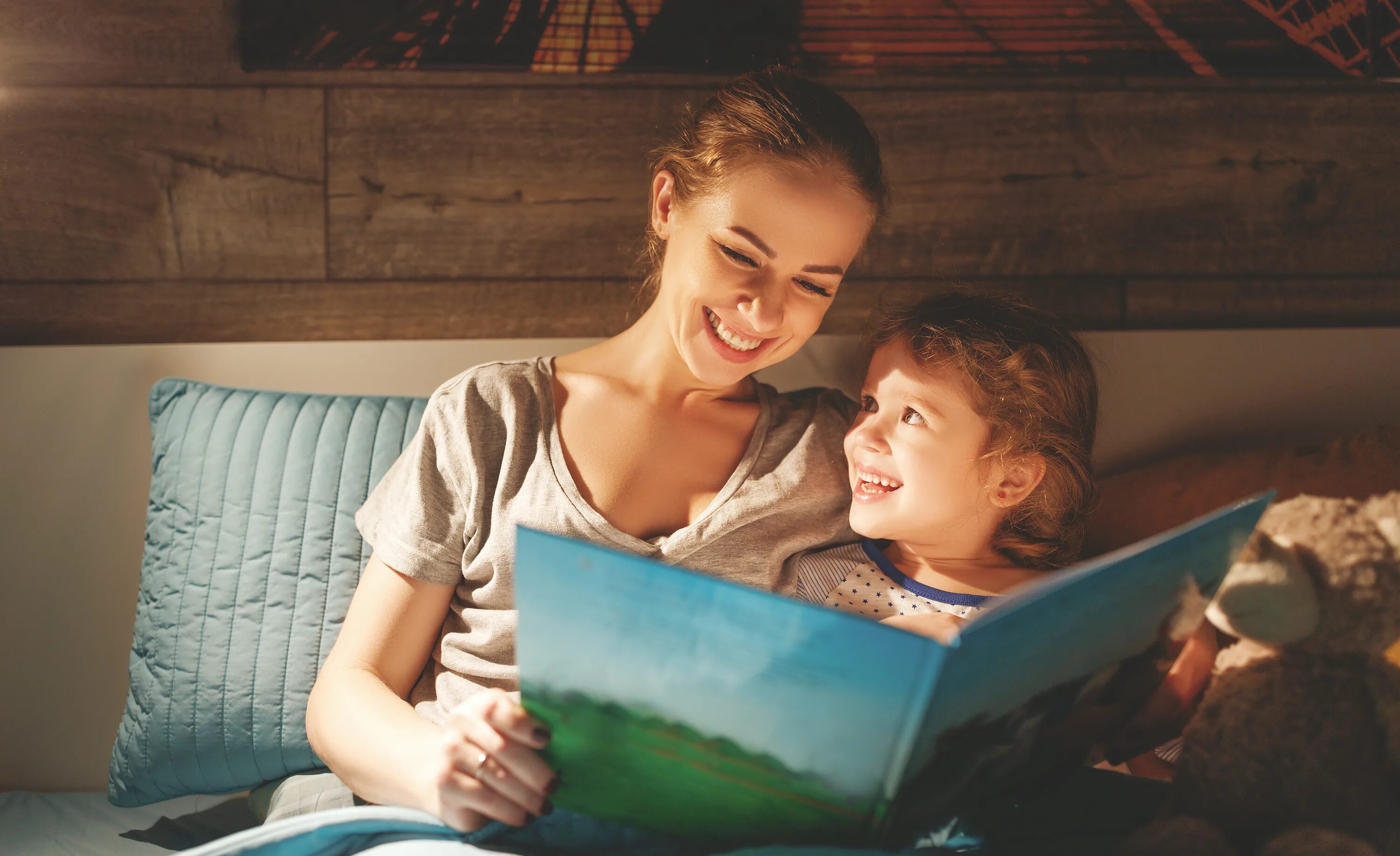 Your daughters son. Мама читает сказку ребенку. Дети читают. Ребенок читает книгу. Читаем с мамой.
