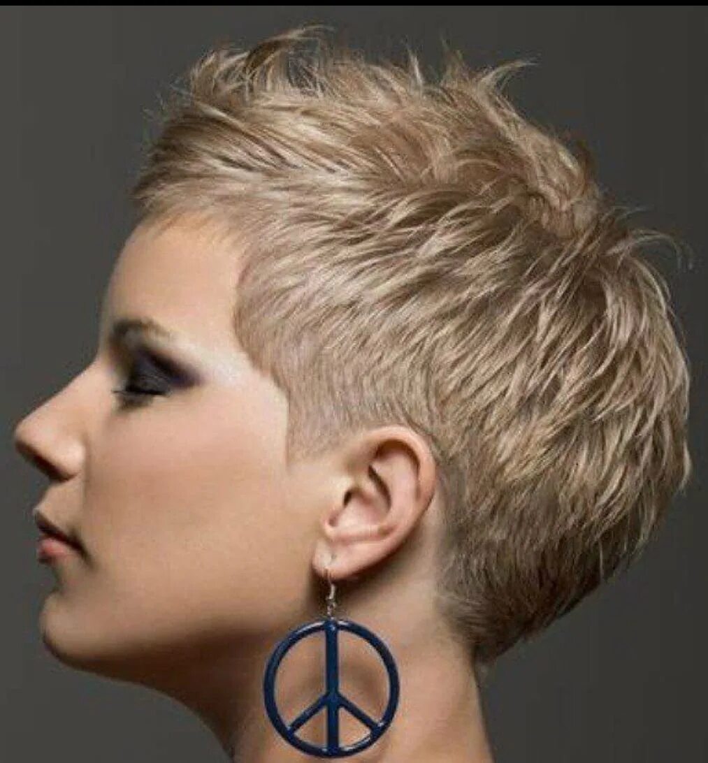 Стрижка висков в женской стрижке. Пикси андеркат. Пикси андеркат андеркат боб. Стрижка пикси келли осборн. Стрижка лонг пикси.