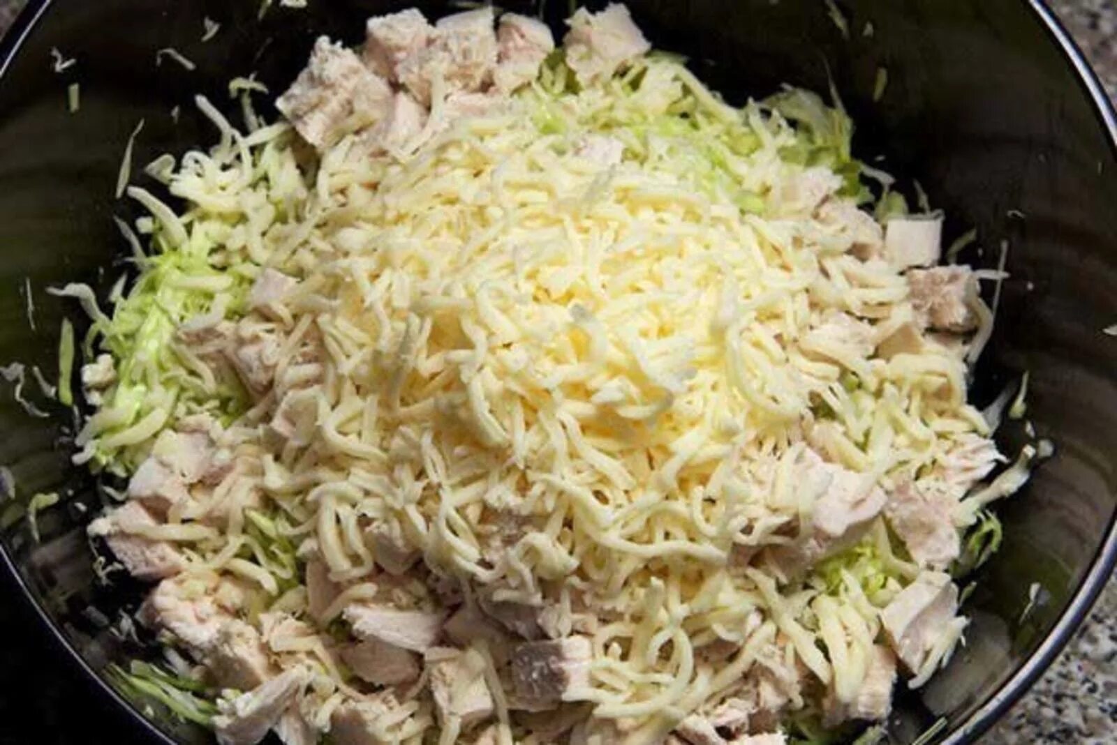 Какой приготовить из свежей капустой. Салат из капусты и курицы. салат с капустой и курицей. салат со свежей капустой и курицей. салат с куриным филе и тертым сыром.