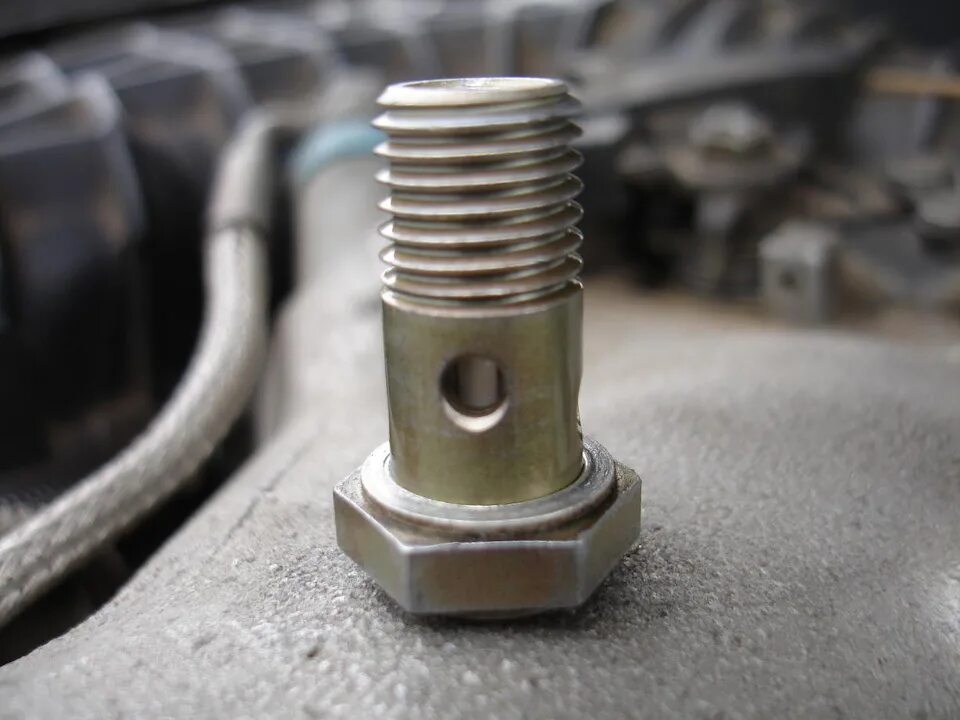 Штуцер тормозной vw passat b4. Штуцер турбины volkswagen crafter. Пассат штуцер. Штуцер на пассат b5. Прокачной штуцер пассат б3.