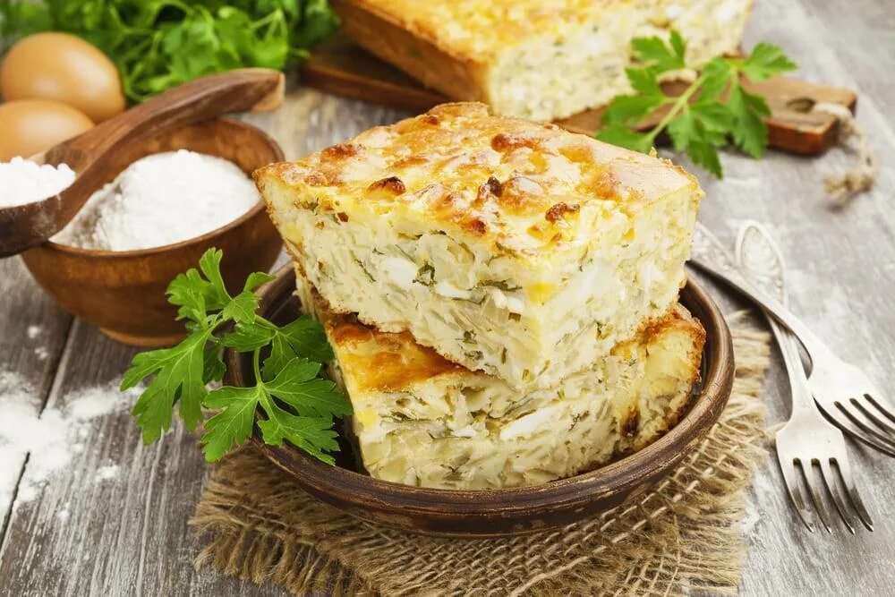 Пирог с курицей и капустой в духовке. Капу тный заливной пирог. Пирог с мясом и картошкой. Пирог из слоёного теста с курицей. Пирог с курицей и капустой в духовке.