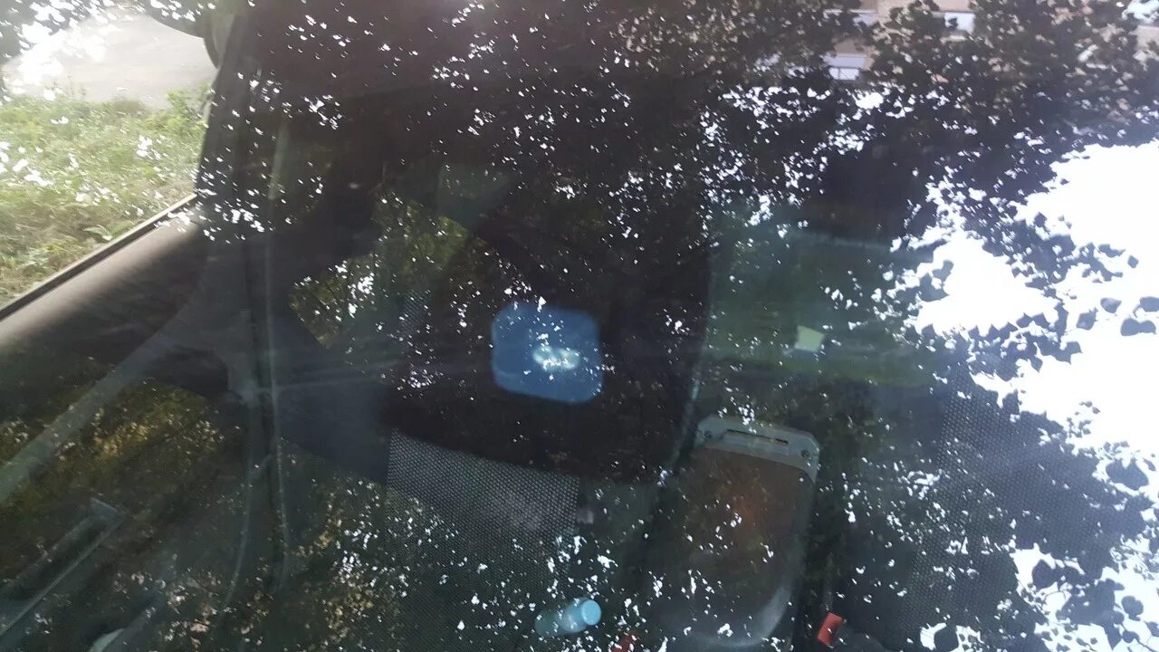 Дождь после замены лобового. Лобовое фокус 2 с датчиком дождя. Стекло лобовое фокус 2 с датчиком дождя. Датчик дождя на лобовом стекле Форд фокус 2018г. Датчик дождя на лобовом Форд фокус 2.