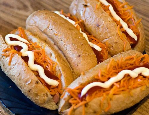 Хотдог датский хот дог. Хот дог и френч дог. Морковь сосиски. Сосиска с морковкой. Хот дог с корейской морковью в булке.