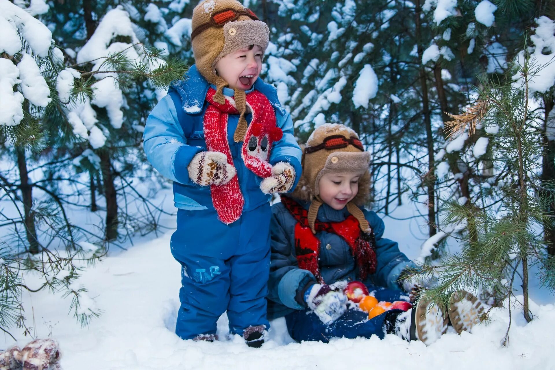 Зимний мальчик 3. Дети зимой. Зимний лес для детей. Дети на прогулке зимой. Малыш зимой на прогулке.