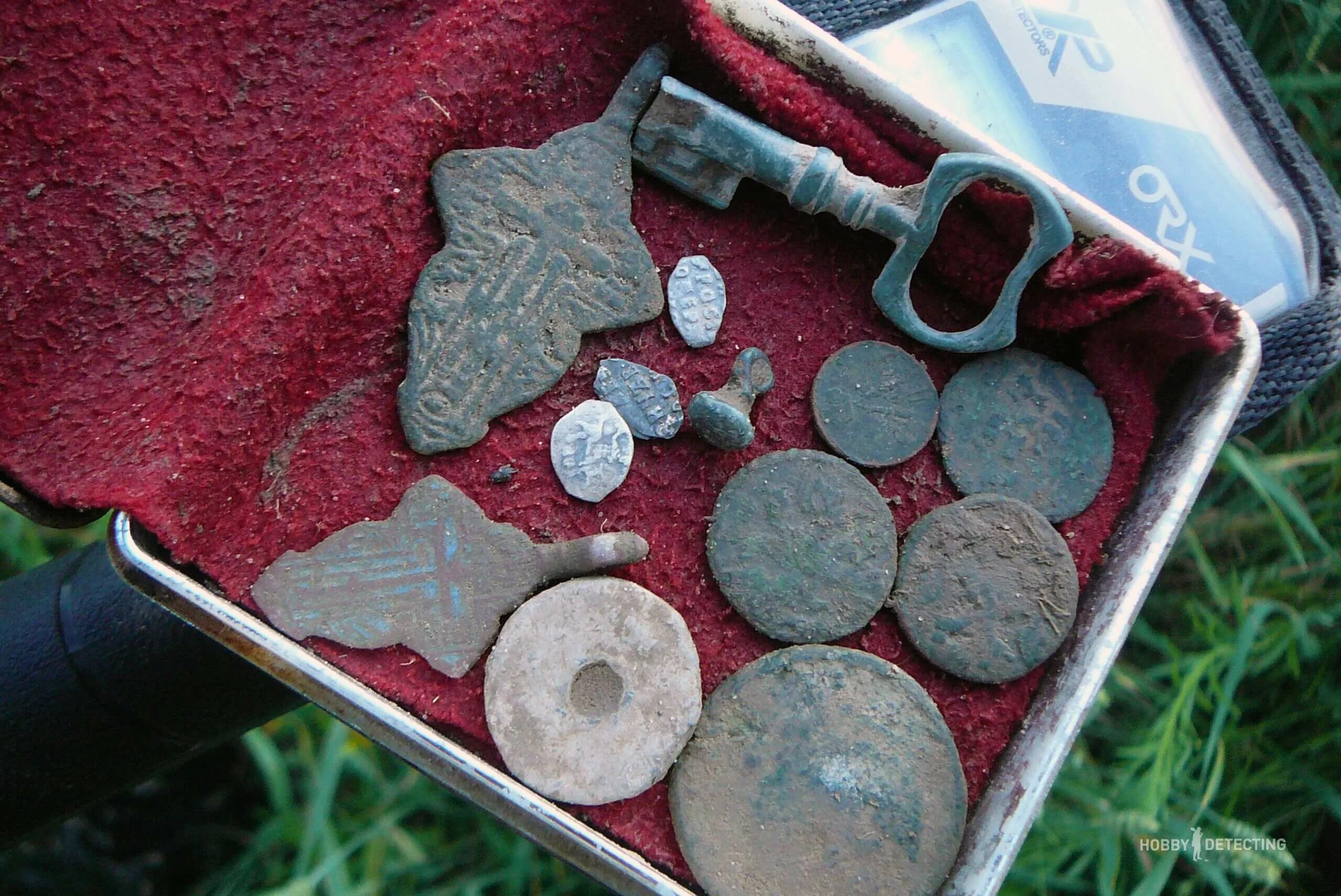 Пляжные находки с металлоискателем. Поиск с помощью картинка. Поиск с помощью картинка. Металлоискатель в лесу. Раскопки металлоискателем.