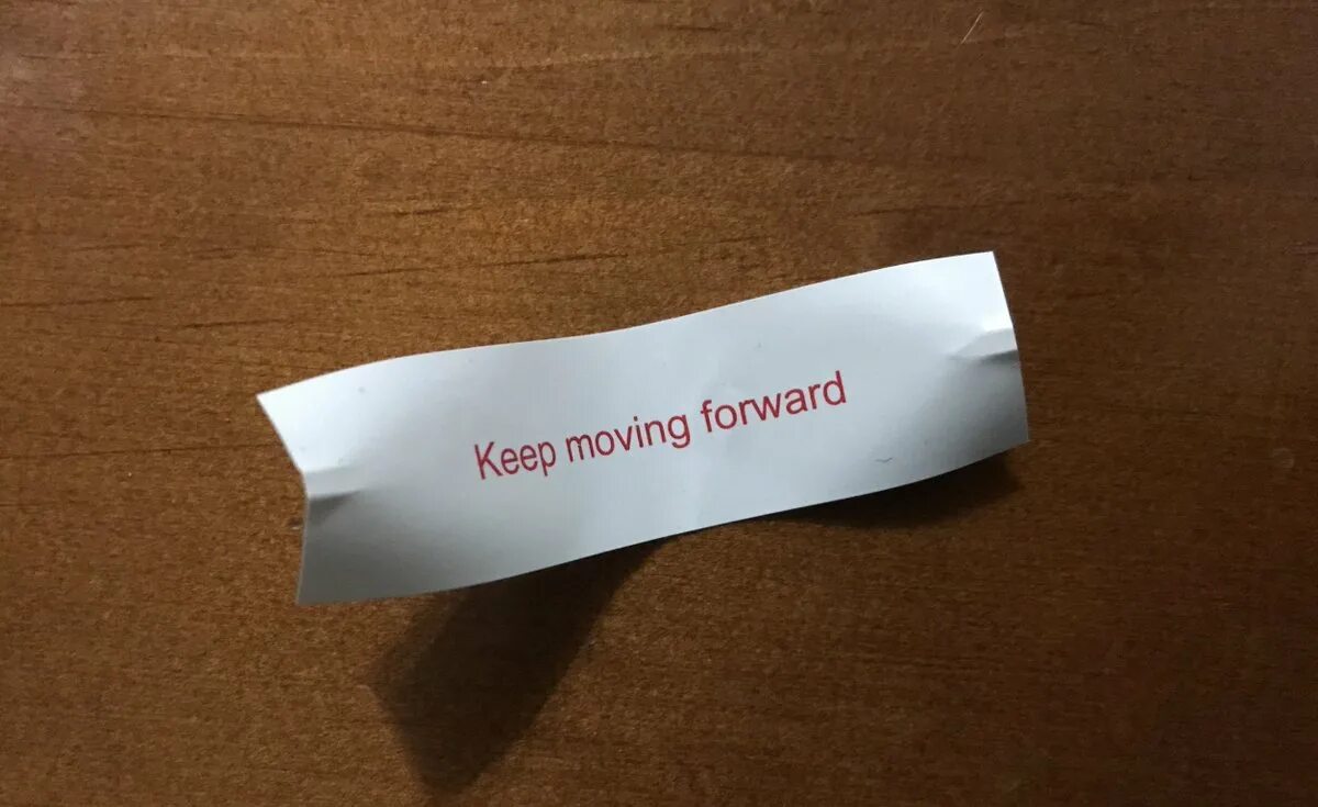 Keep moving forward. Keep moving forward обои на телефон. Keep moving фирма. Keep moving форма.