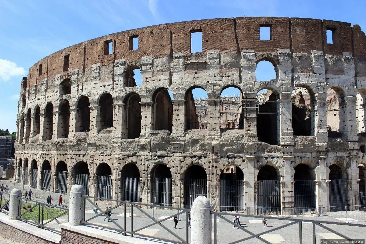 Римский амфитеатр Колизей. Амфитеатр Флавиев в Риме. Колизей (Colosseum) – амфитеатр Флавиев.. Колизей Флавиев в Риме. Сколько лет колизею