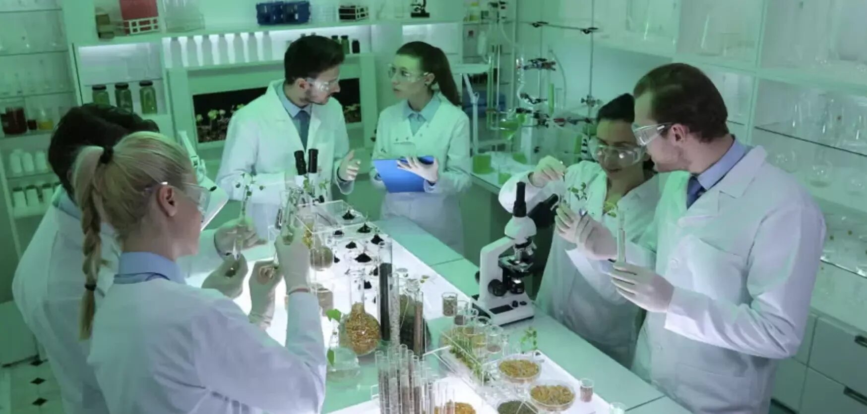 Химическая лаборатория КБГУ. Студенты в лаборатории. Студенты в химической лаборатории. Казахстан лаборатория.