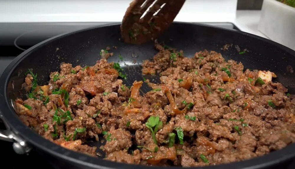 Фарш мясной с луком. Фарш мясной с луком. Добавить в фарш зелень. Фарш с зеленью. Фарш с зеленью.