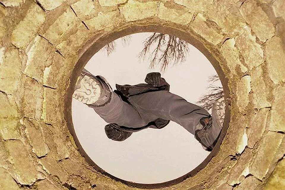 Открытый колодец. Человек копает. Человек выбирается из ямы арт. Могила иллюстрация. Не рой другому яму.