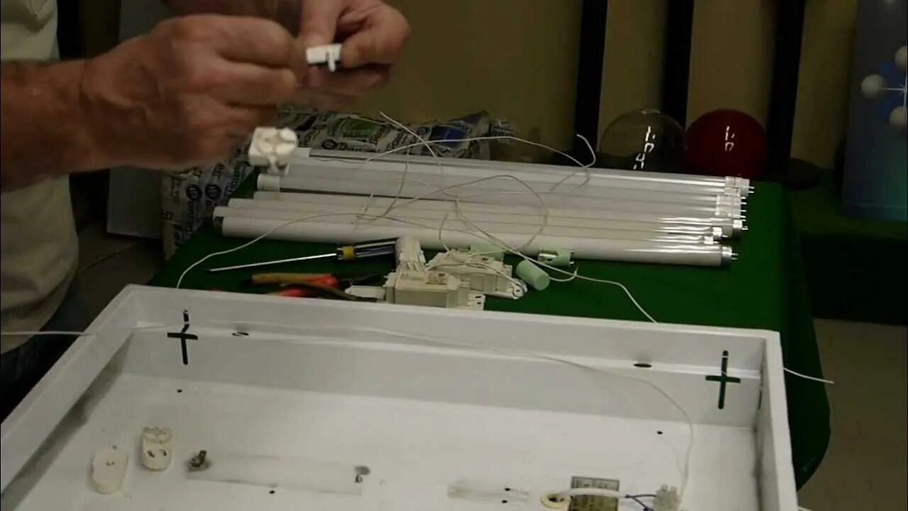 Офисная лампа дневного света. Диодная лампа 40 ватт дневного света. Люминесцентные светильники заменить светодиодными. Люминесцентные светильники заменить светодиодными. Ремкомплект для светодиодных светильников армстронг.